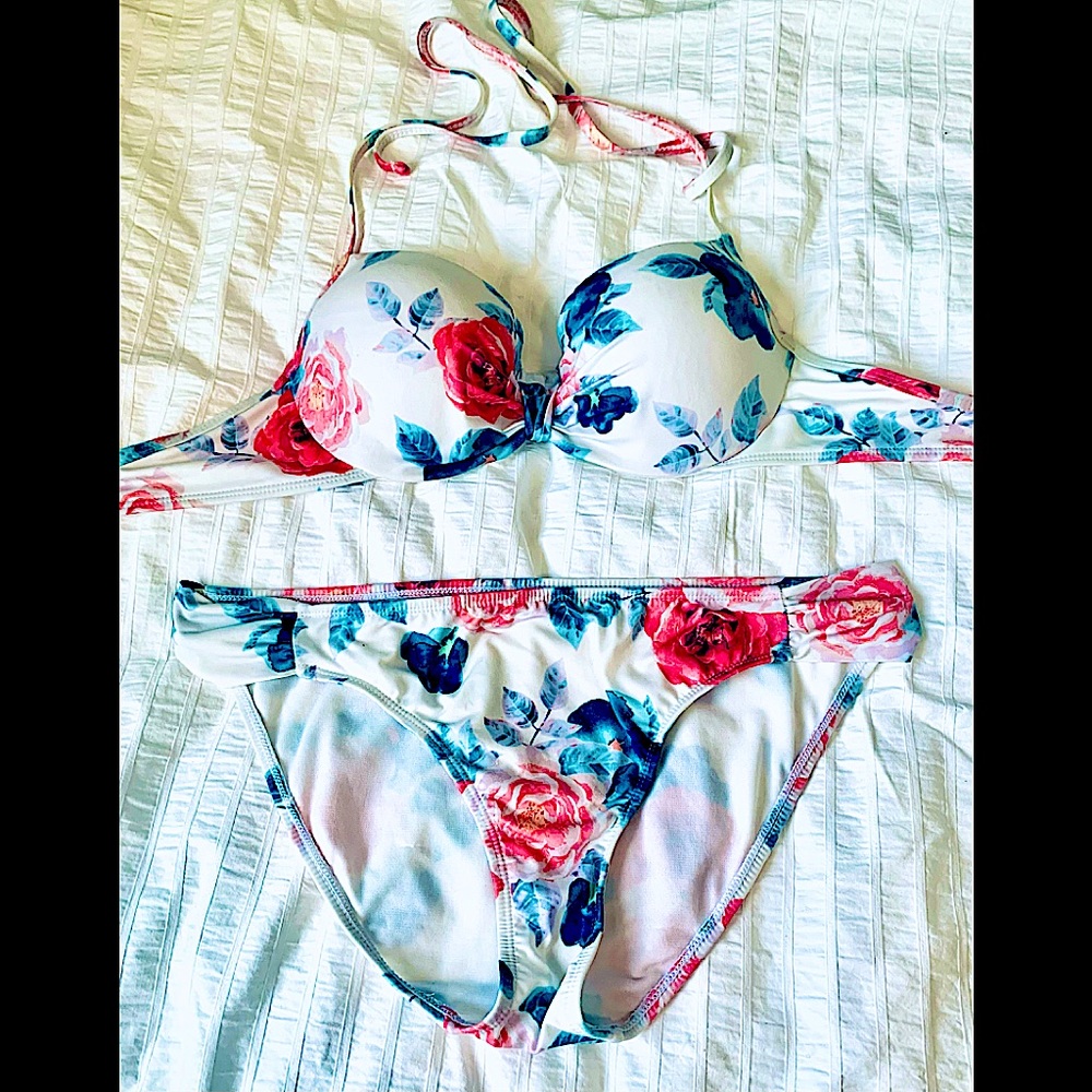 White Bikini with rose/blue flowers